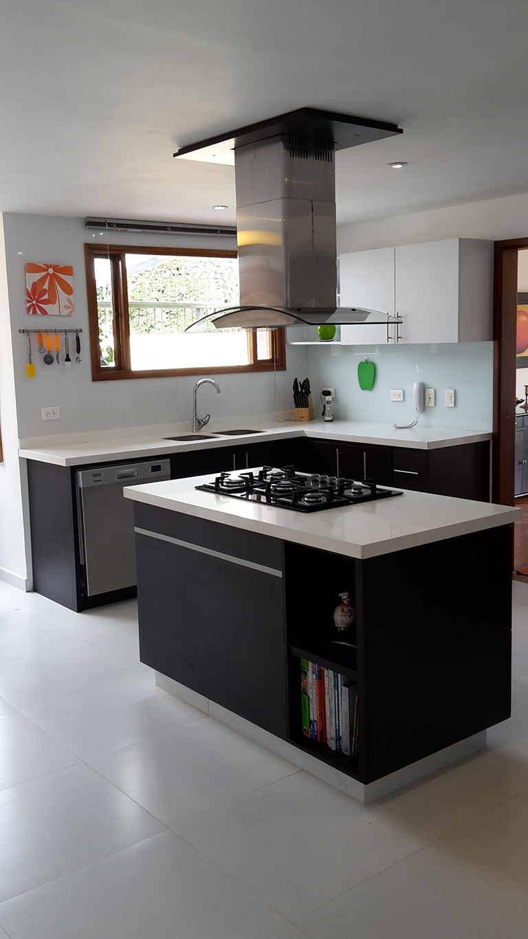 Isla De }Cocina Integral Con Meson En Quarztone Blanco Polar